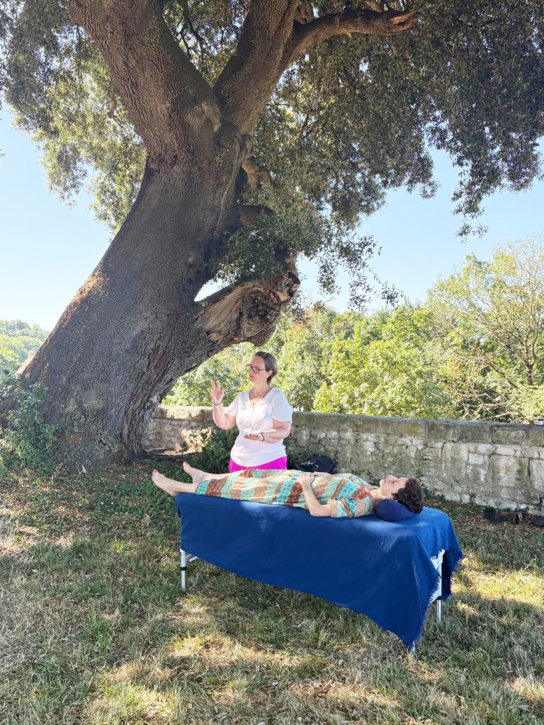 anne-soin-sous-arbre